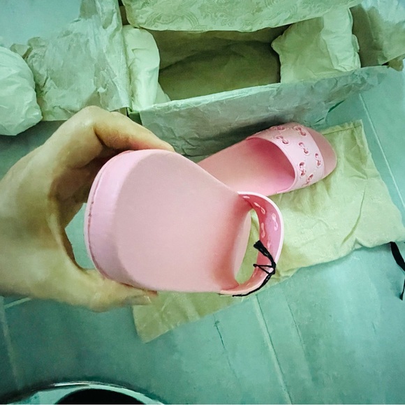 New authentic Gucci rubber slides. Size 8. Made in Italy. Rose- pink. - Picture 5 of 7